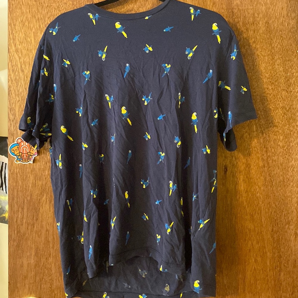 Bench Navy blue tee with parrots